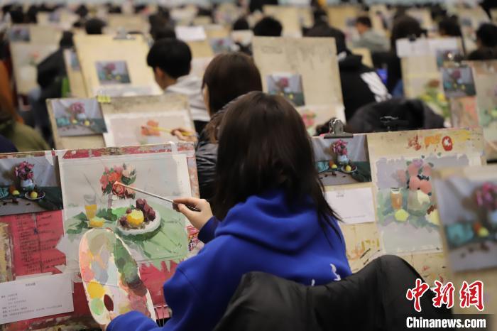 资料图： 联考现场，考生进行现场作画。 胡俊 摄